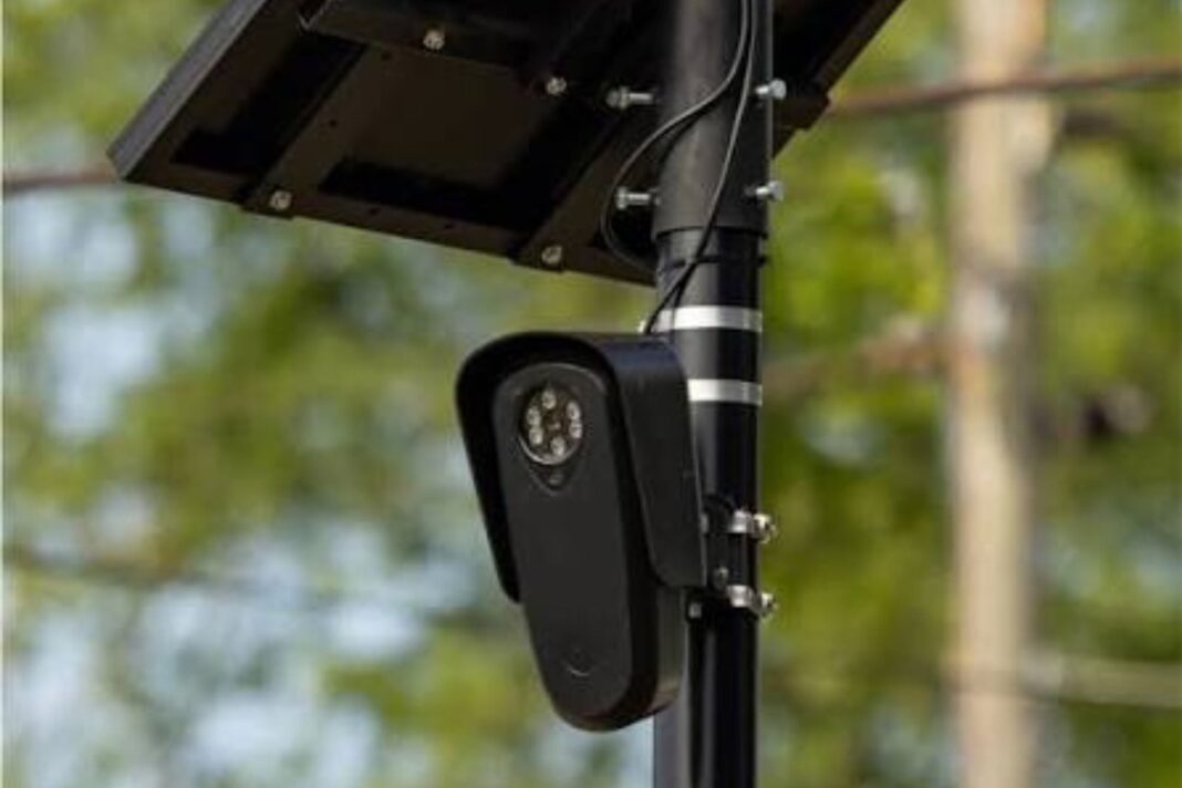 Cámara de seguridad Flock Safety instalada en una calle