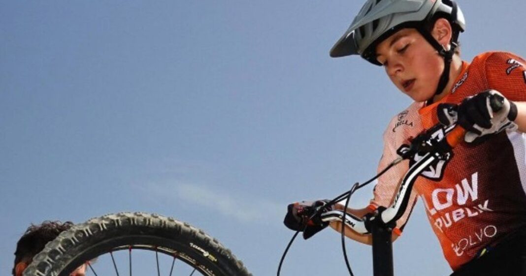 Jordi Sala en su bicicleta durante una competencia de trial