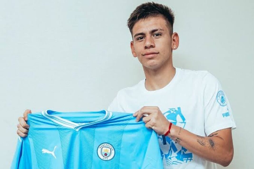 Claudio Echeverri durante la definición por penales entre Manchester City e Inter de Milán