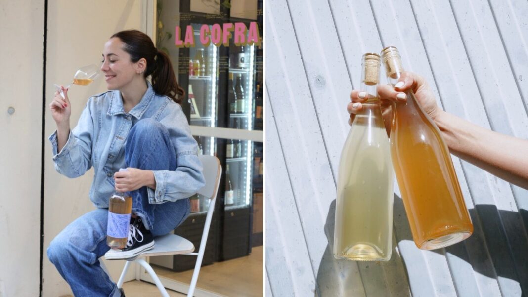 Copa de vino tinto sobre una mesa en verano