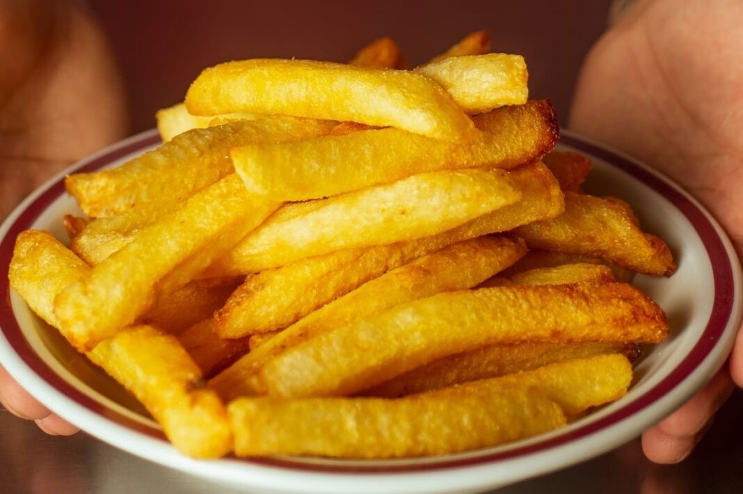 Papas fritas en una sartén con aceite caliente