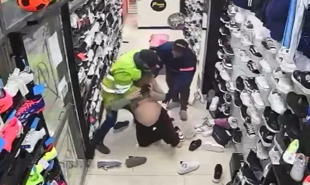 Imagen de referencia de la entrada a un local de ropa en Ingeniero Budge