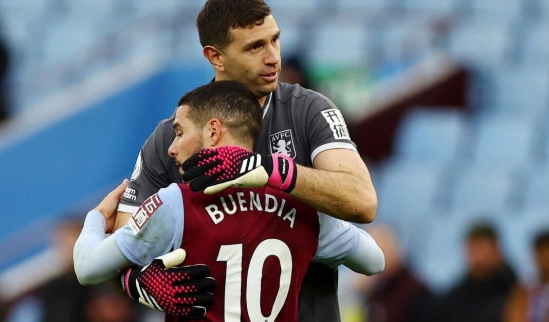 Emiliano Dibu Martínez, arquero de Aston Villa, durante un partido