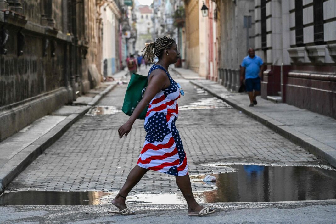Bandera de Estados Unidos y bandera de Cuba