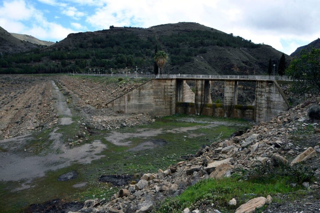 Embalse con agua en España