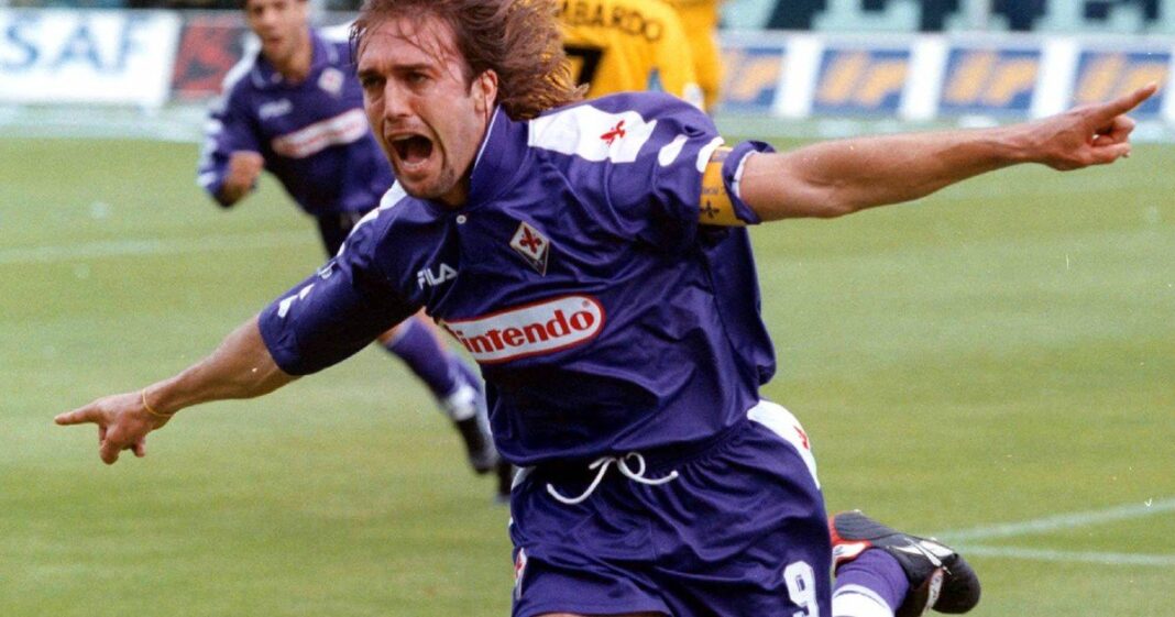 Gabriel Batistuta con la camiseta de Fiorentina durante un partido