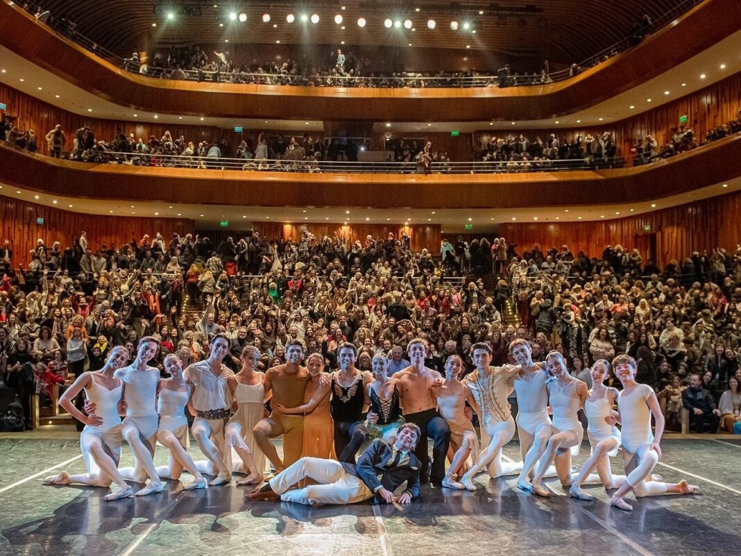 Bailarines en el escenario del Auditorio Nacional del Palacio Libertad durante la gala Repatriados