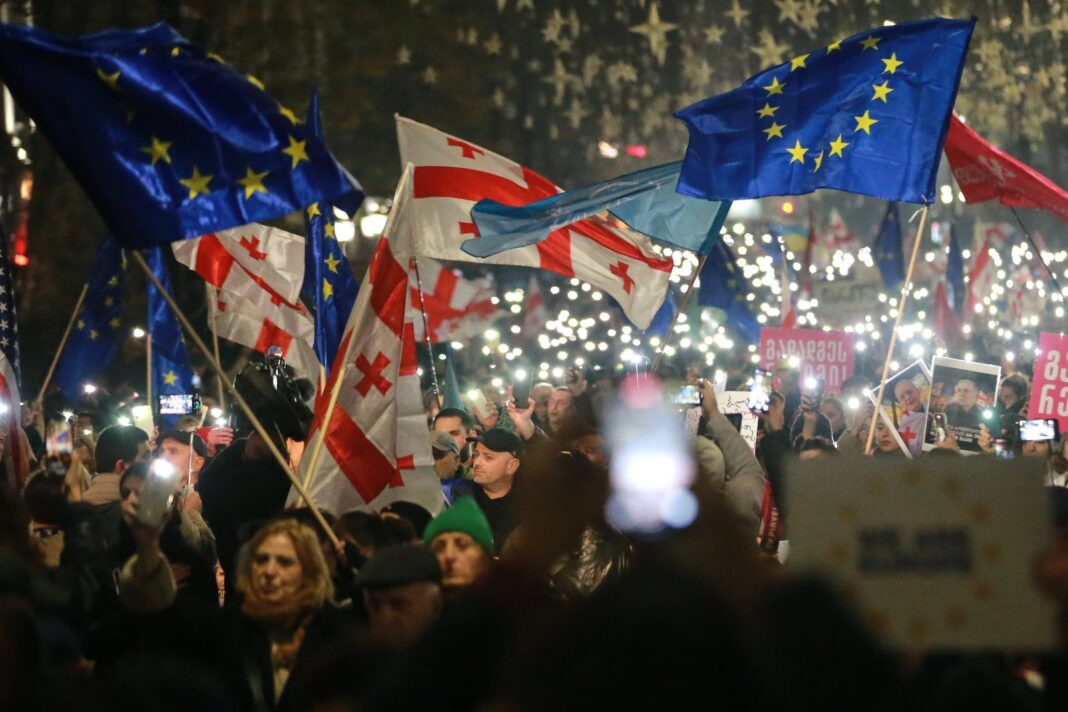 Manifestantes en la plaza de Avlabari en Tiflis, Georgia, con banderas nacionales y consignas antigubernamentales