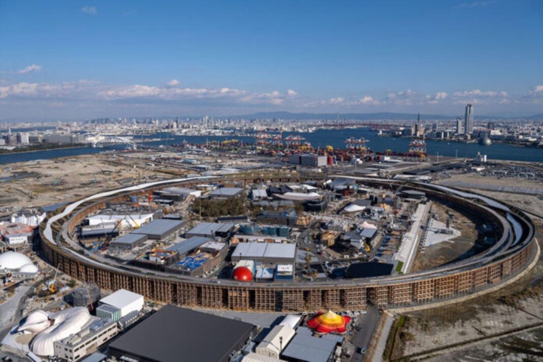 Vista del Gran Anillo de madera en la Expo 2025 de Osaka