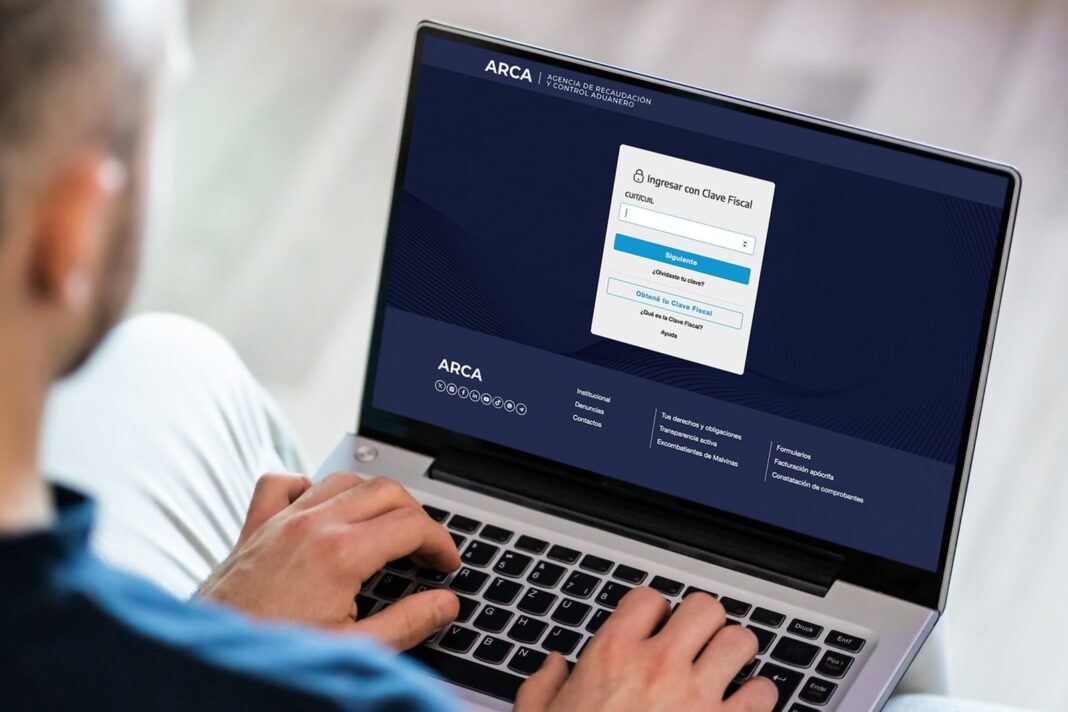 Persona realizando el trámite de recategorización del monotributo en la web de ARCA