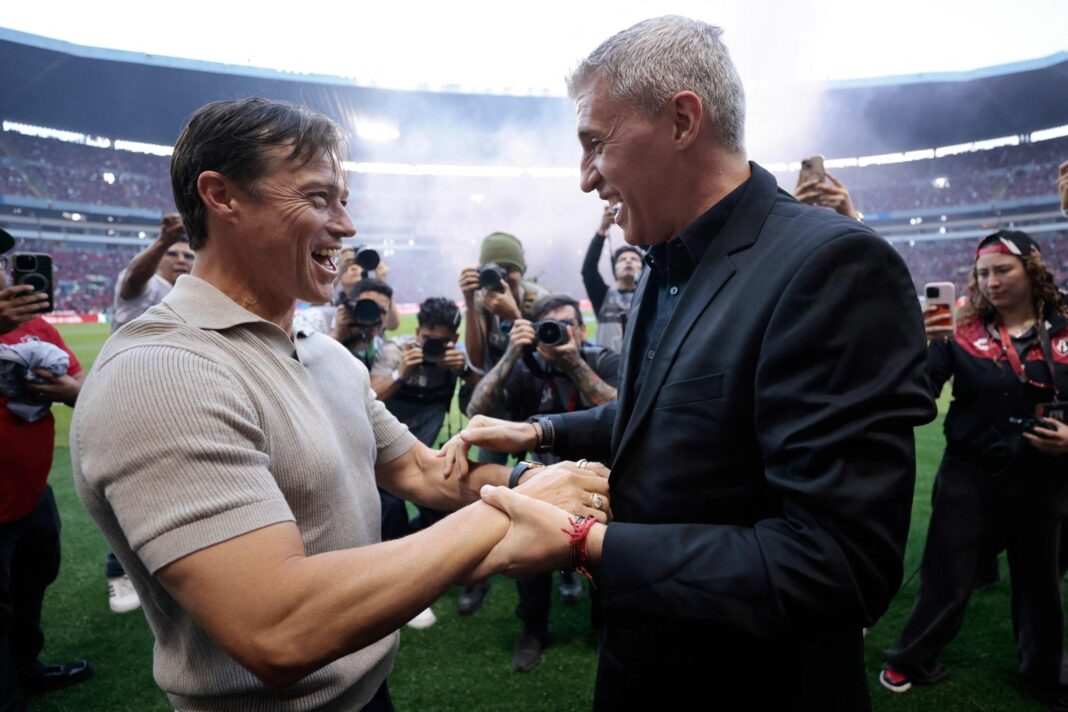 Hernán Crespo y Matías Almeyda se saludan antes del partido entre Atlas y Monterrey