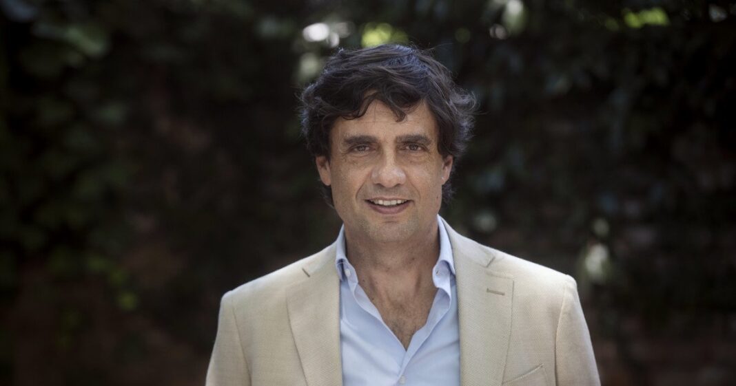 Hernán Lacunza en una conferencia de prensa