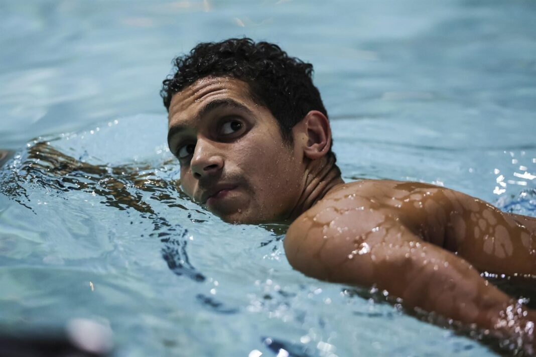 Hugo González en una competencia de natación