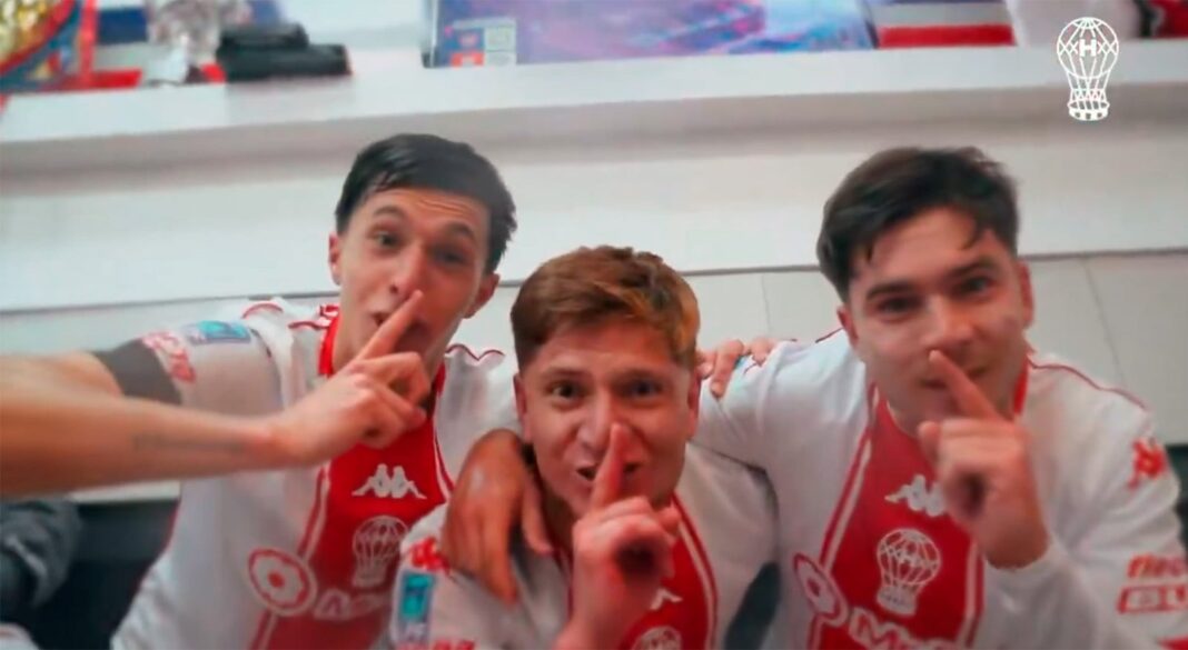 Jugadores de Huracán celebran la victoria ante San Lorenzo