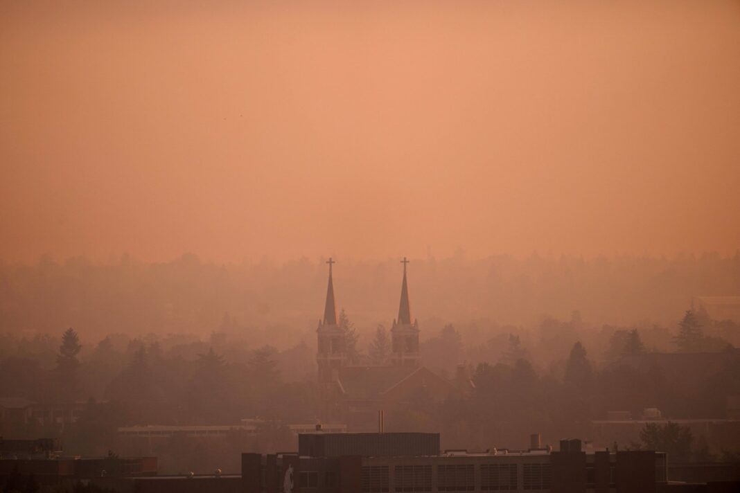 Humo de incendios forestales cubriendo un parque nacional en el oeste de Estados Unidos