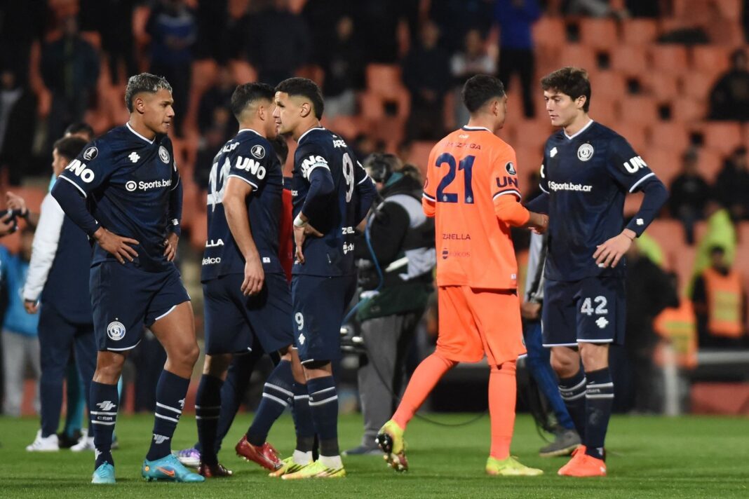 Jugadores de Independiente Rivadavia y Fluminense durante el partido de octavos de final