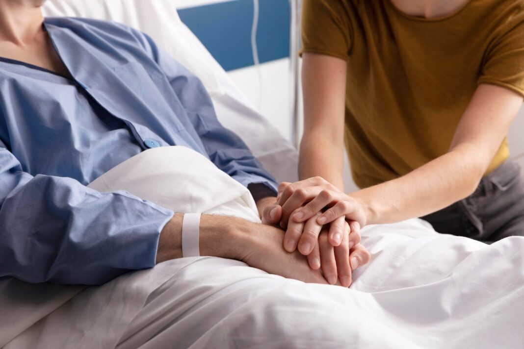 Médico con paciente en contexto de cuidados paliativos