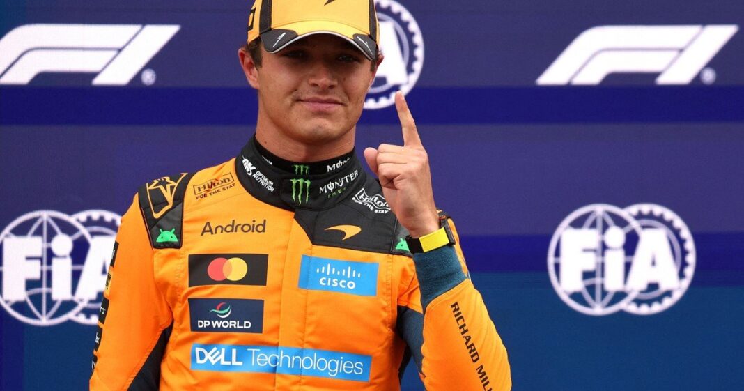 Lando Norris con el auto de McLaren en la Fórmula 1