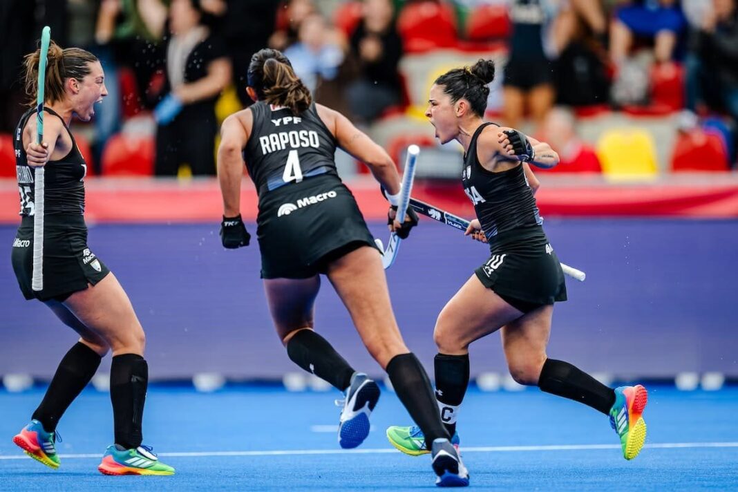 Las Leonas durante un partido de hockey sobre césped