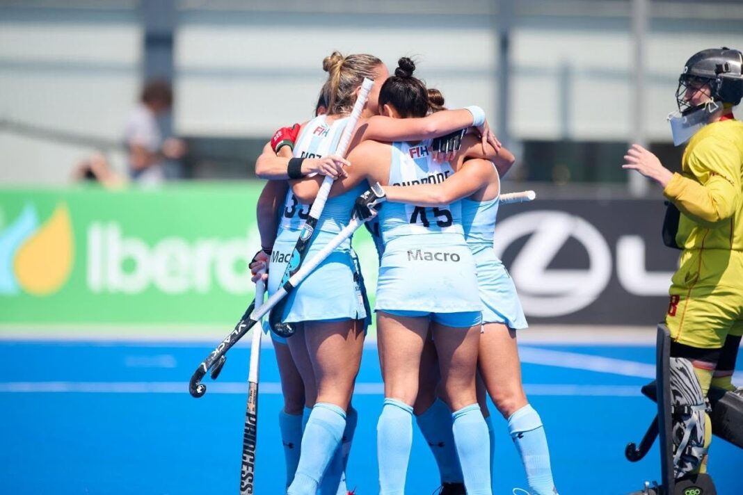 Jugadoras de Las Leonas en el campo de hockey