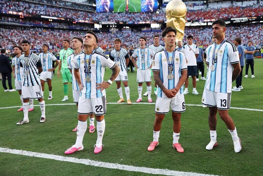 Lisandro Martínez con la camiseta de la Selección argentina