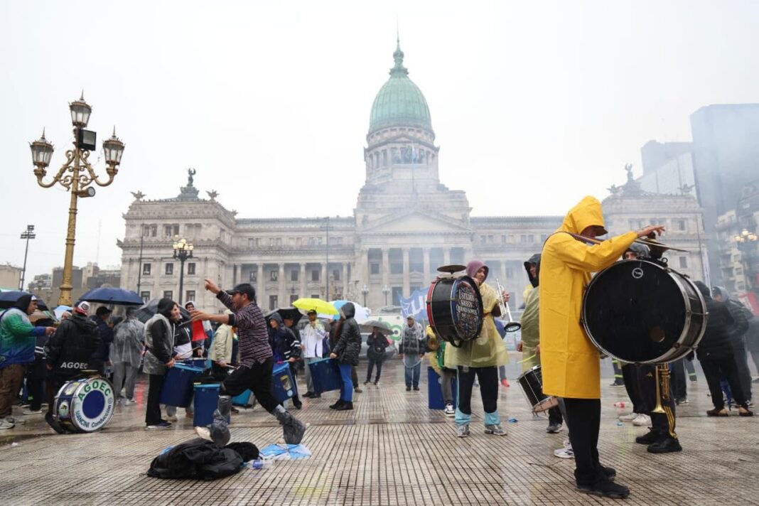 Manifestantes frente al Congreso con banderas en rechazo a la ley de tierras