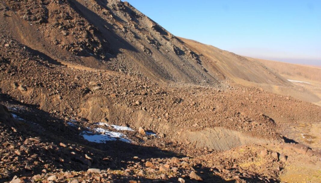 Mapa de Argentina y Chile con recursos mineros