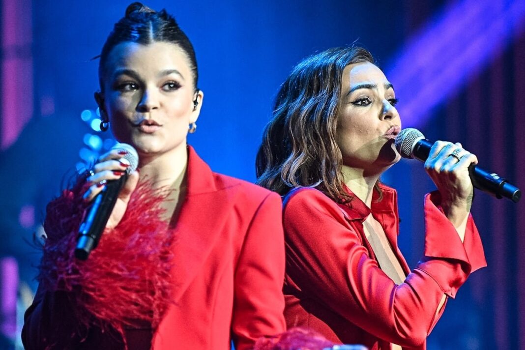Muna Pauls Cherri anunciando su contrato discográfico