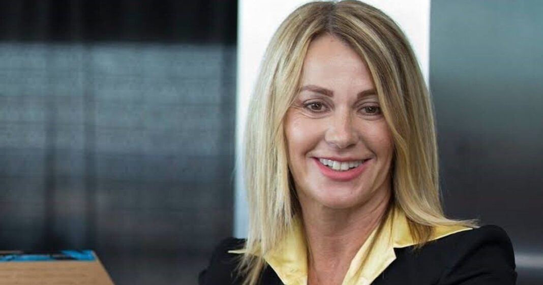 Nadia Comaneci durante una competencia de gimnasia olímpica