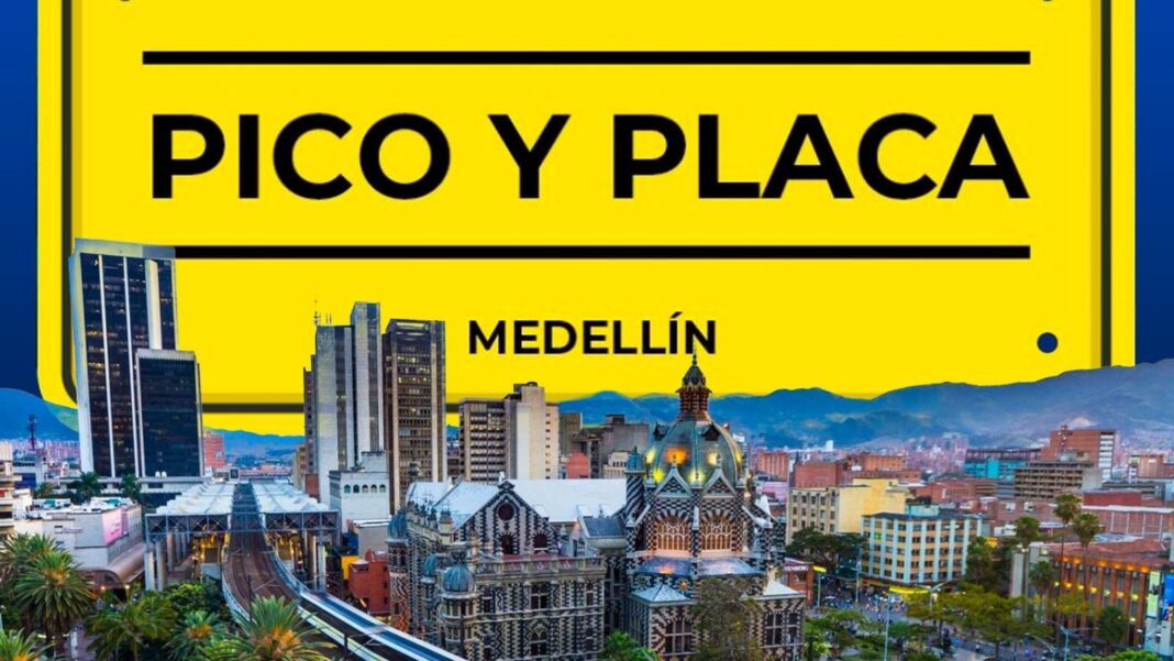 Vehículos circulando por una avenida de Medellín durante una jornada de Pico y Placa