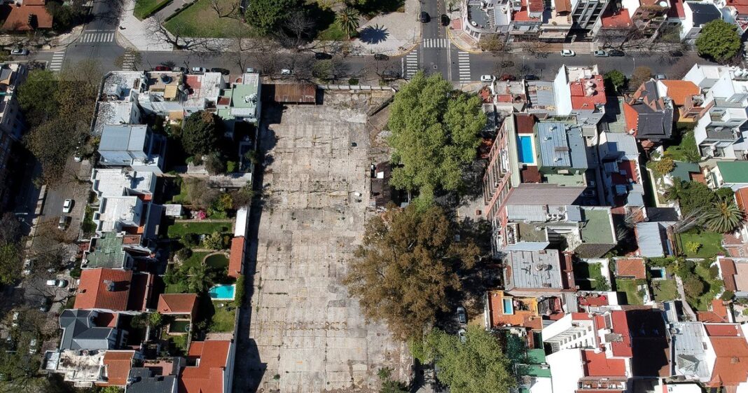 Terreno en venta en Buenos Aires con cartel de desarrollo inmobiliario