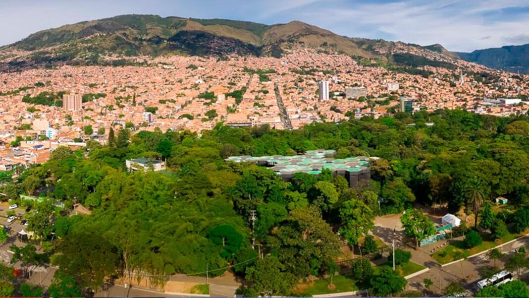 Vista de Medellín con cielo nublado y montañas