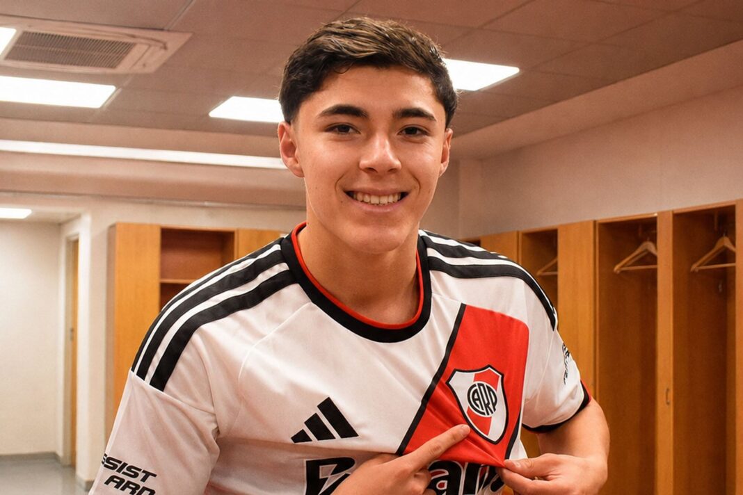 Jugadores de River Plate disputando un partido de fútbol