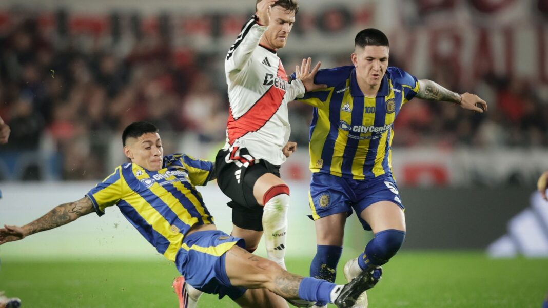 Lautaro Rivero y Franco Ibarra en el suelo tras el choque de cabezas en el estadio Monumental