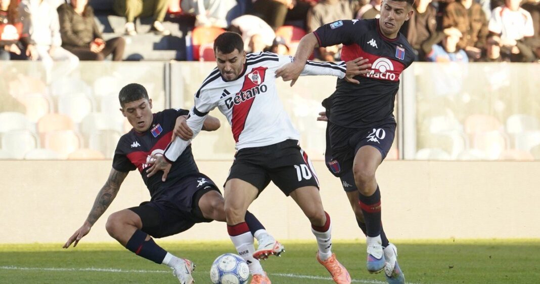 Ángel Correa cae dentro del área tras un contacto con Nahuel Banegas en el partido River vs Tigre