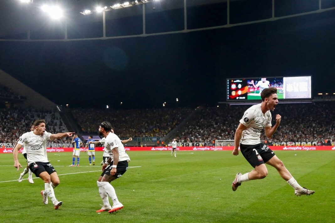 Jugadores de Corinthians y Rosario Central durante el partido por la Copa Libertadores
