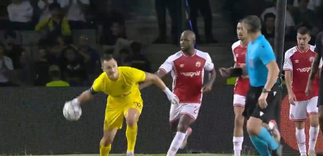 Arquero Stas Pokatilov durante el partido entre Sabah FC y Hapoel Beer Sheva