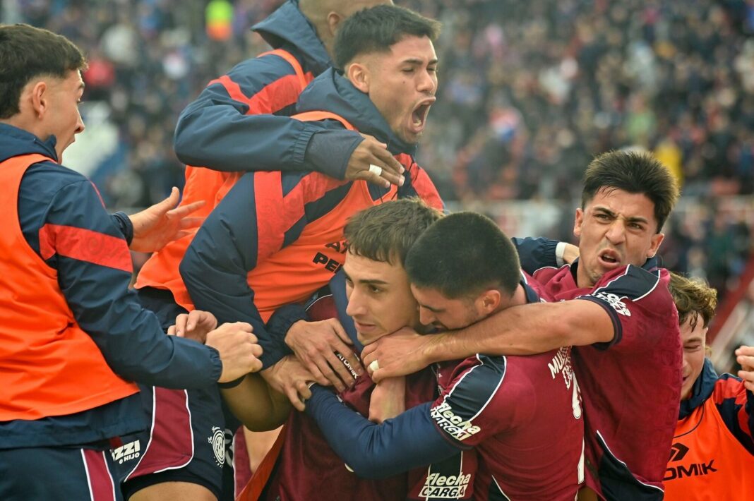 Jugadores de San Lorenzo celebrando el gol ante Unión en el estadio Pedro Bidegain