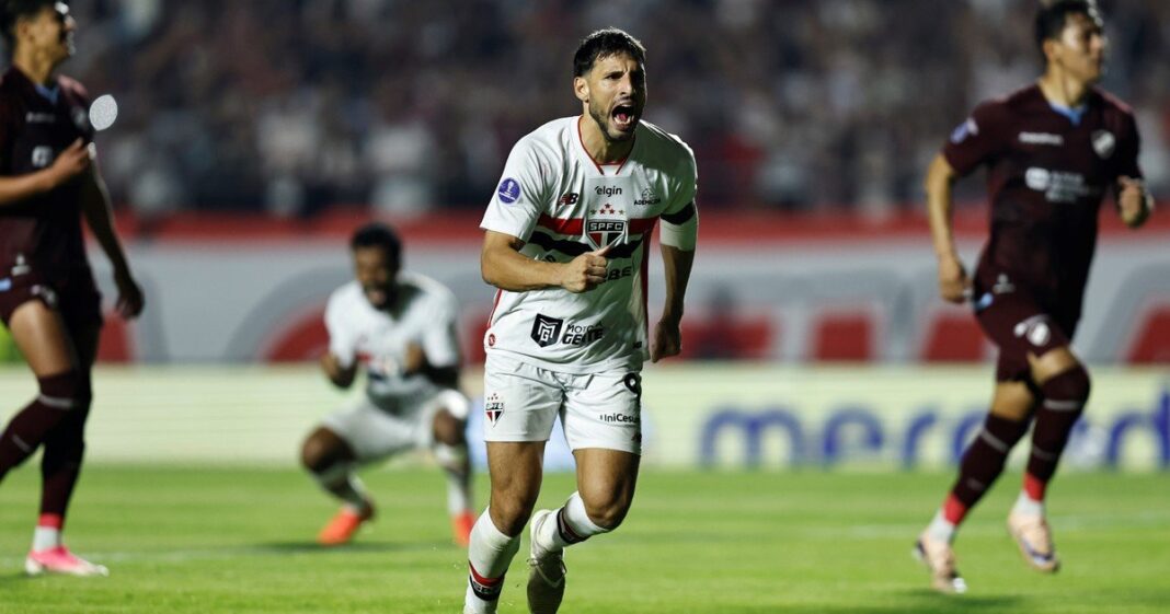 Jonathan Calleri celebrando un gol con la camiseta de San Pablo