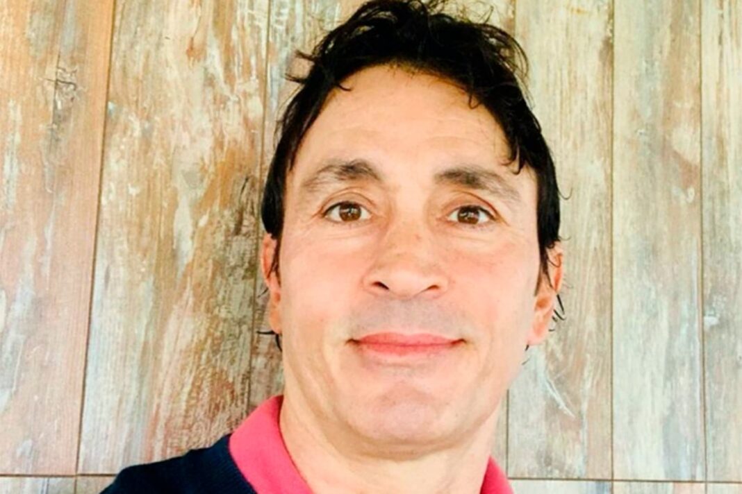 Sebastián Estevanez en una obra de construcción