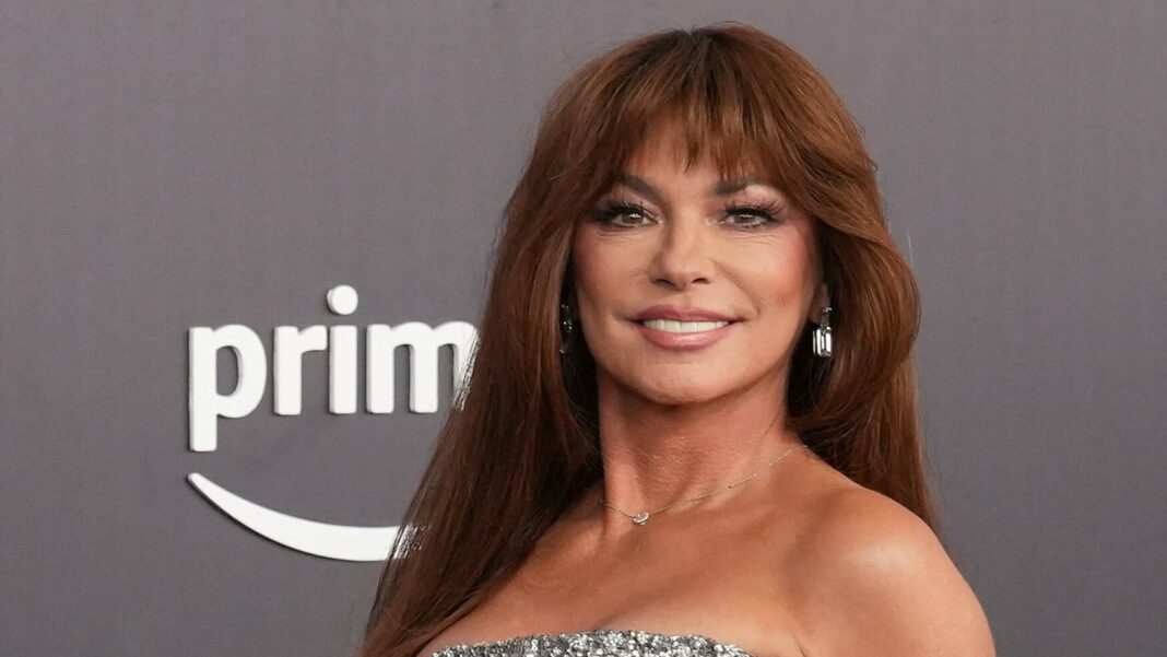 Shania Twain en una sesión de fotos promocional para su álbum Little Miss Twain