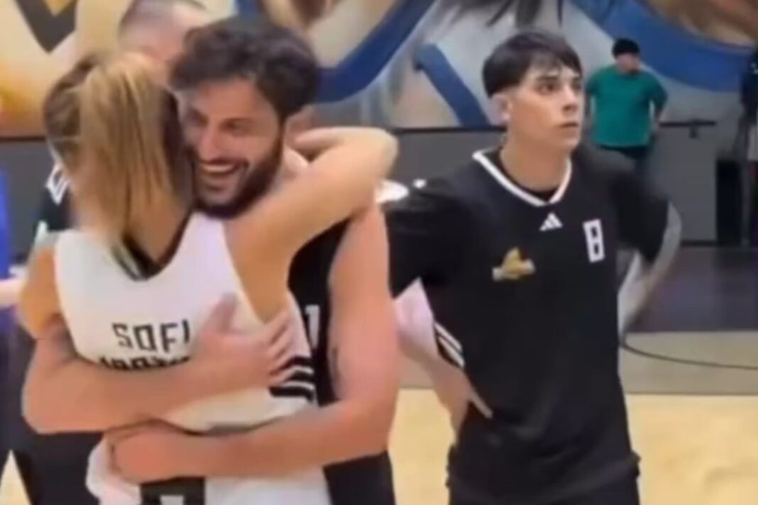 Sofi Martínez y Diego Leuco conversando en un evento deportivo en Vicente López