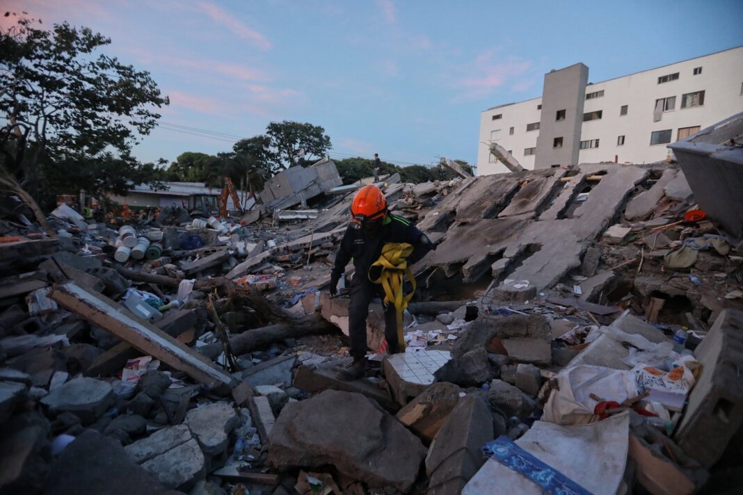 Rescatistas buscan sobrevivientes entre los escombros tras el terremoto en Colombia