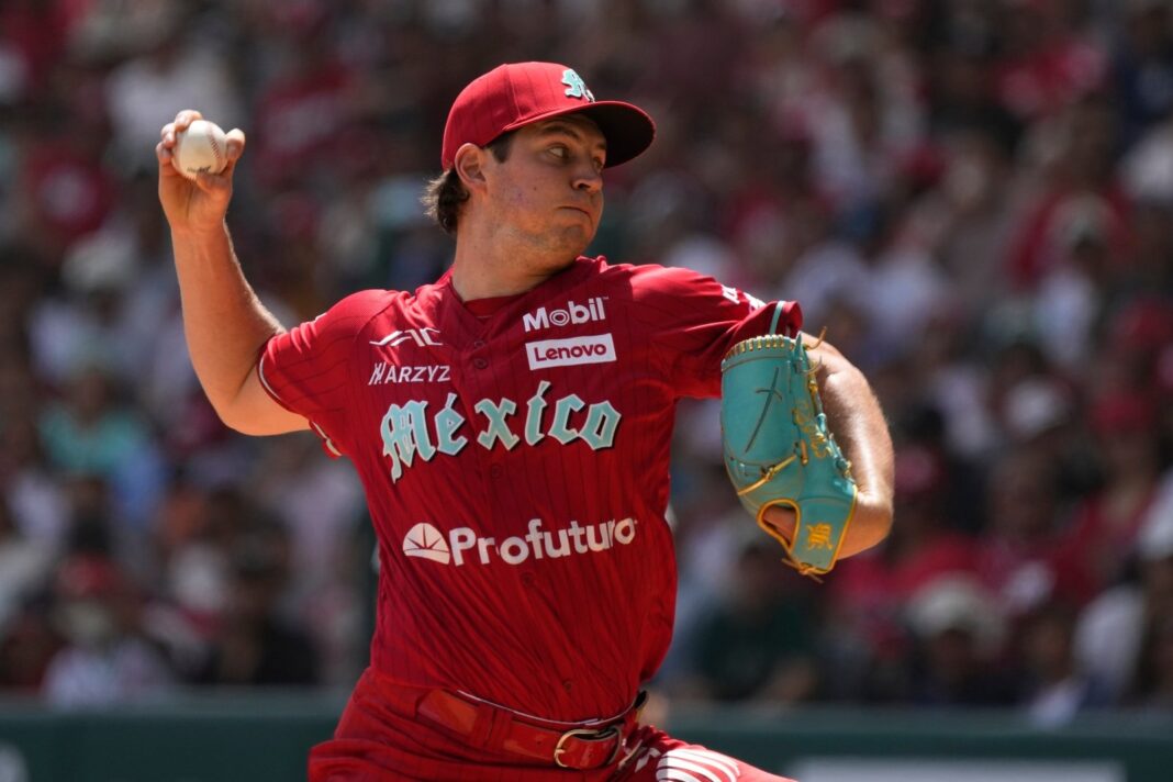 Trevor Bauer en el montículo de los Diablos Rojos del México
