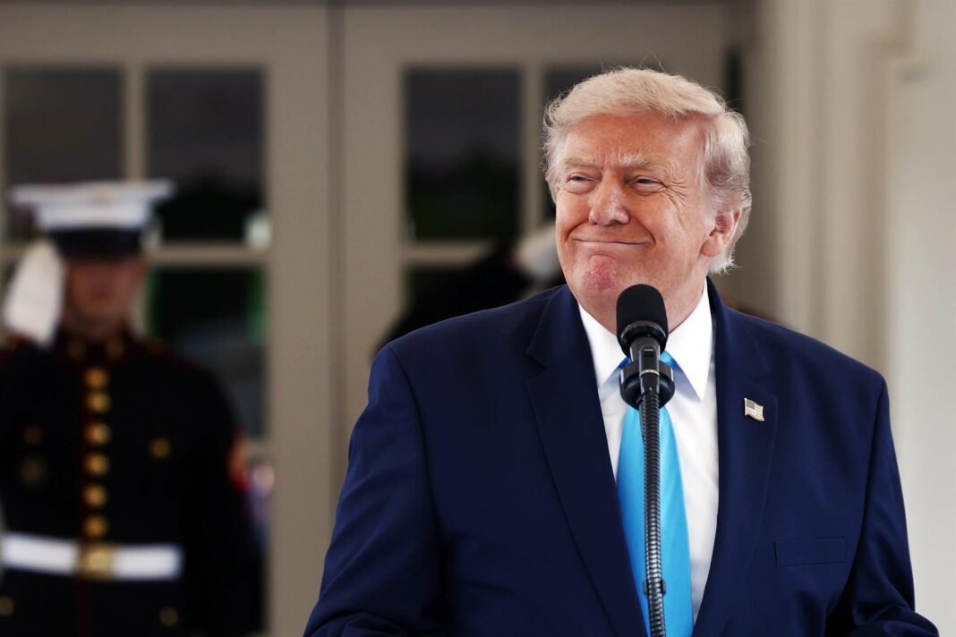 Donald Trump hablando con la prensa en el Air Force One