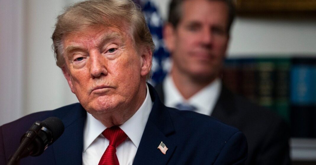 Donald Trump anunciando la ofensiva económica contra Irán