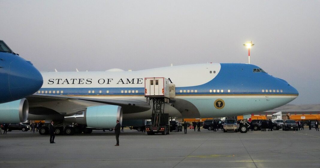 Avión presidencial estadounidense en una pista de aterrizaje