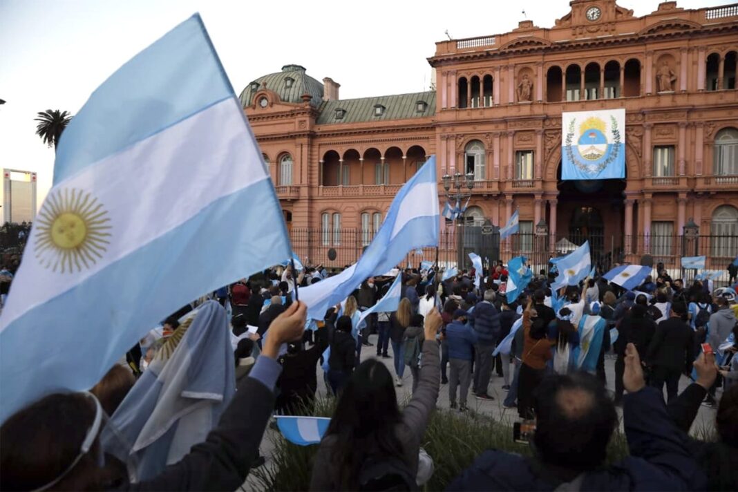 Personas votando en una mesa electoral en Argentina