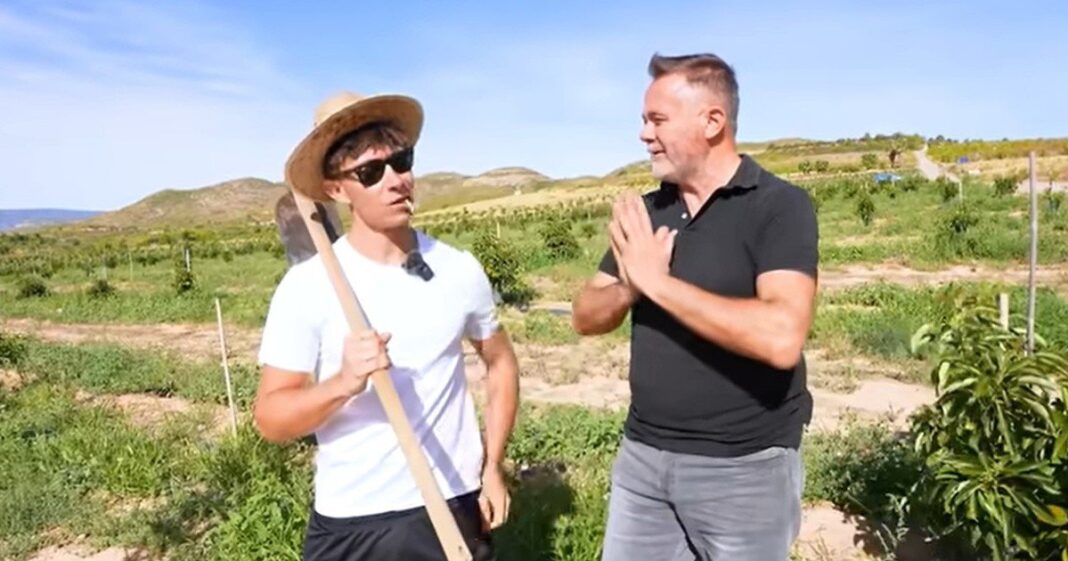 Agricultor en campo de melones en España