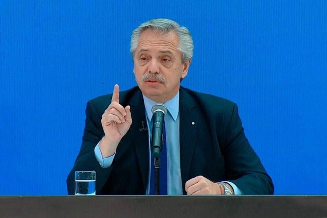 Alberto Fernández hablando en una conferencia de prensa